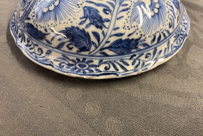 Een Chinese blauw-witte dekselbeker met floraal decor, Kangxi